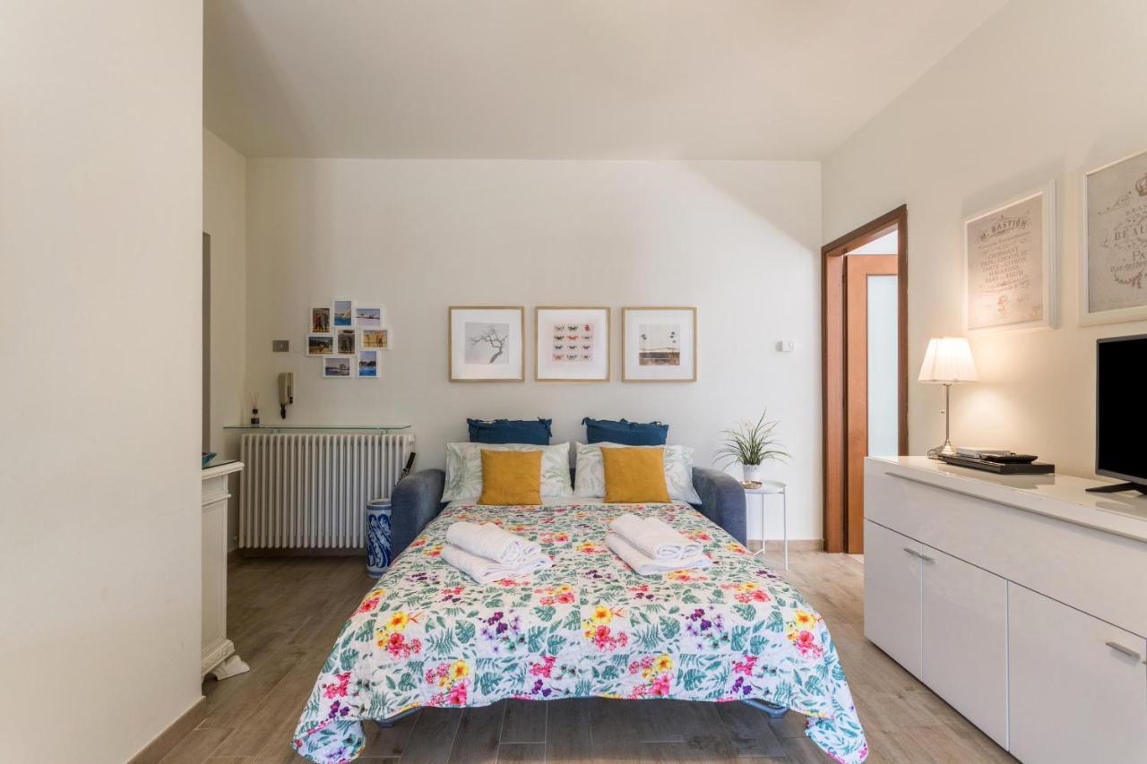 La Terrazza Apartment บรูนาเต ภายนอก รูปภาพ